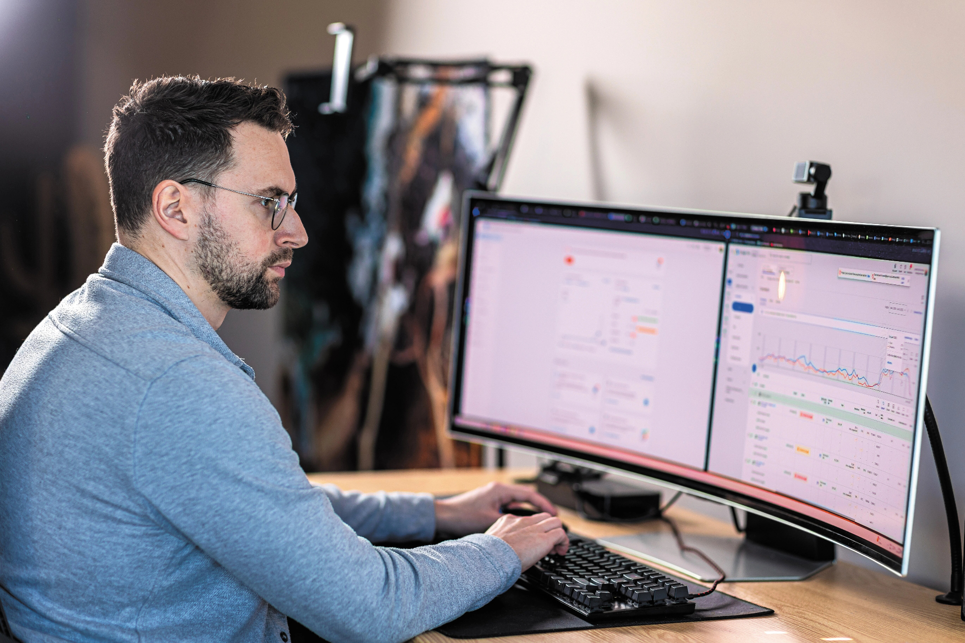 Lennard aan het werk op het Ecomtrada kantoor in Den Helder